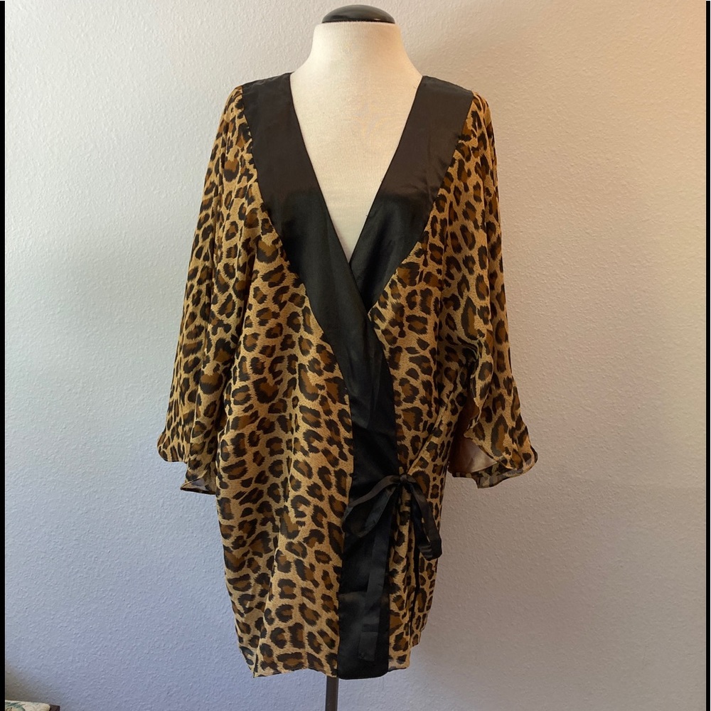 Hot in Hollywood kimono size 3X